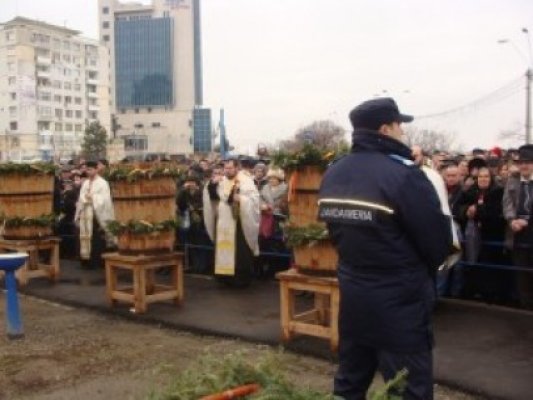 Aproape 1.200 de poliţişti asigură ordinea la manifestările religioase de Bobotează şi Sfântul Ioan